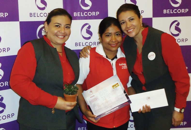 ÉSIKA A TRAVÉS DE SU INICIATIVA “RECONSTRUIR TIENE UNA E” ENTREGA APORTE A SOCIAS DE MANABÍ