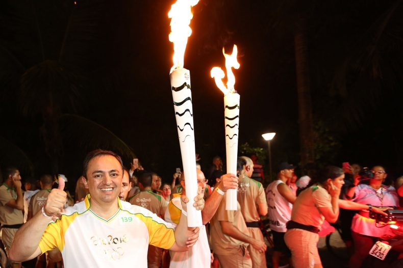 Ecuatoriano representa a su país durante relevo de antorcha en Rio