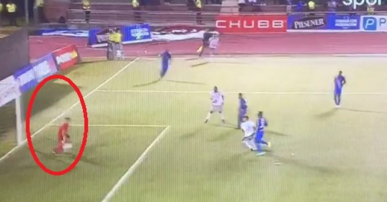 Dreer y sus reflejos para evitar el gol de Delfín