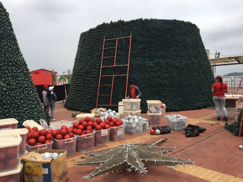 EL MALECÓN 2000 YA SE EMPIEZA A VESTIR DE NAVIDAD