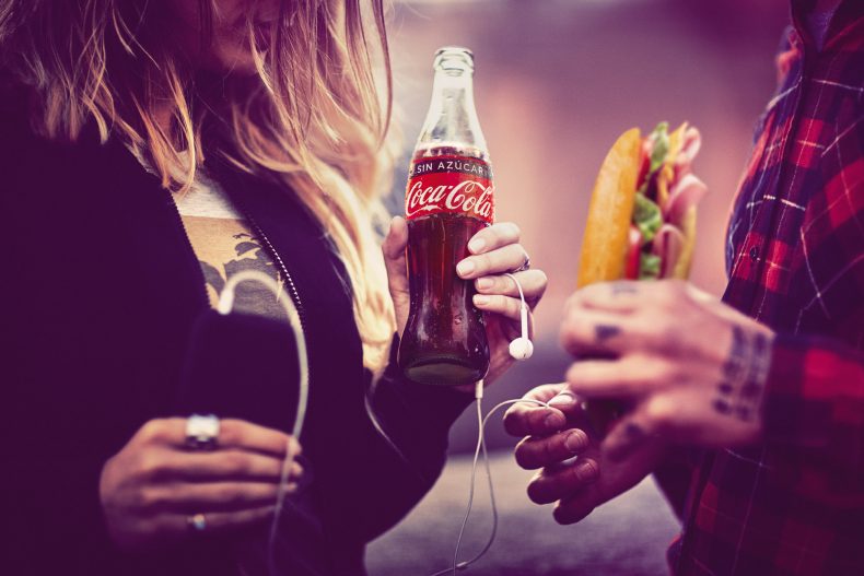 COCA-COLA Y MOVISTAR SE JUNTAN PARA SORPRENDER A SUS CONSUMIDORES. Movistar
