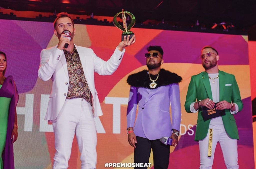 Mike Bahía arrasa en los premios Heat y estrena con éxito su single LA LÁ.