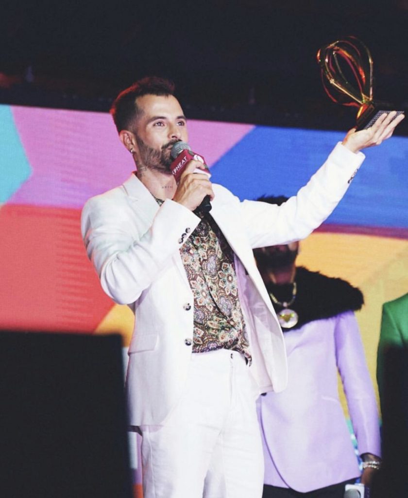 Mike Bahía arrasa en los premios Heat y estrena con éxito su single LA LÁ.