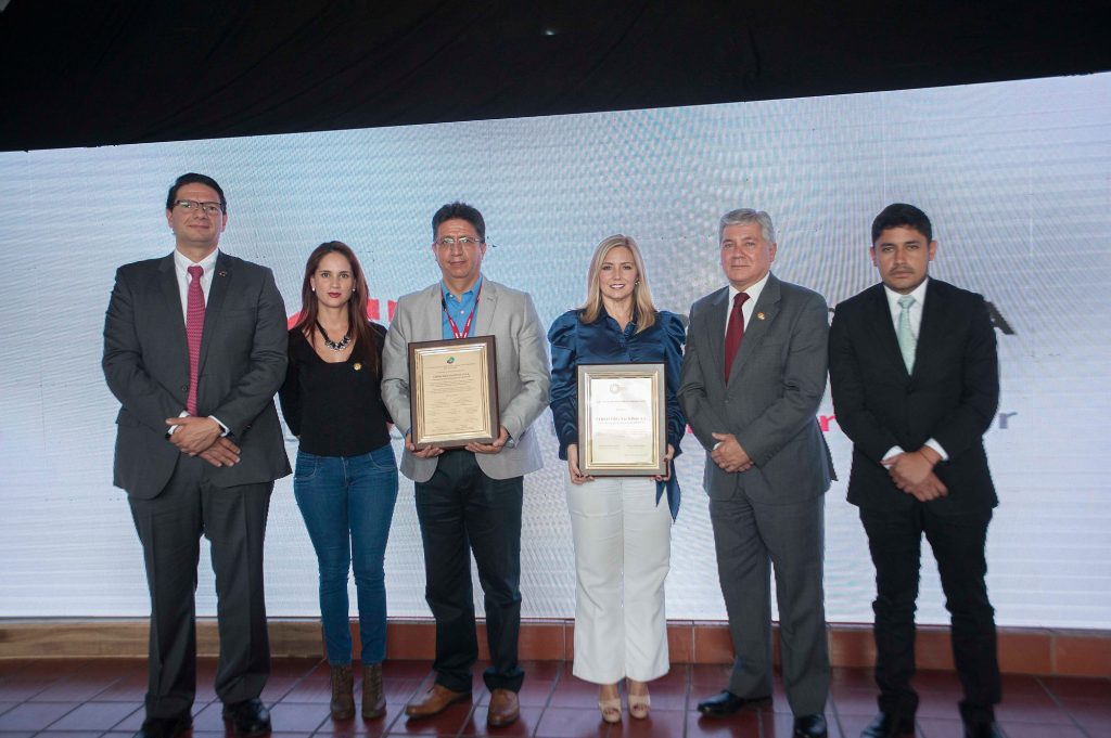 CERVECERÍA NACIONAL RECIBE PLACA DE RECONOCIMIENTO POR LOS 45 AÑOS DE FUNCIONAMIENTO DE LA PLANTA CERVECERA EN QUITO