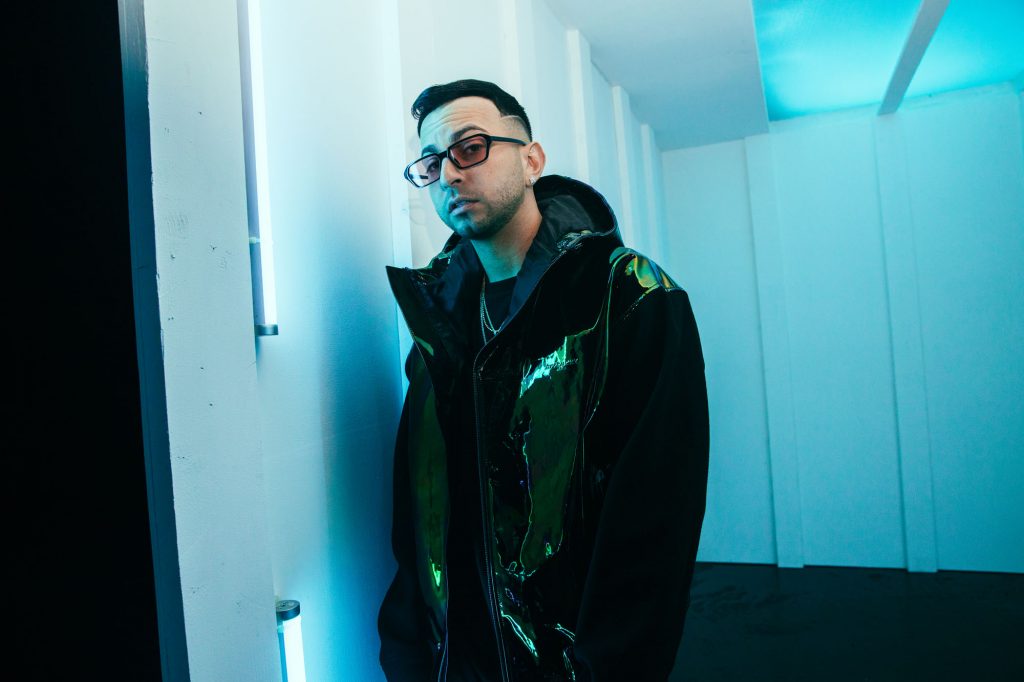 JUSTIN QUILES junto a los grandes del reggaetón NATTI NATASHA, FARRUKO, ZION, DALEX Y LENNY TAVÁREZ presenta la versión remix de su éxito "DJ NO PARE"