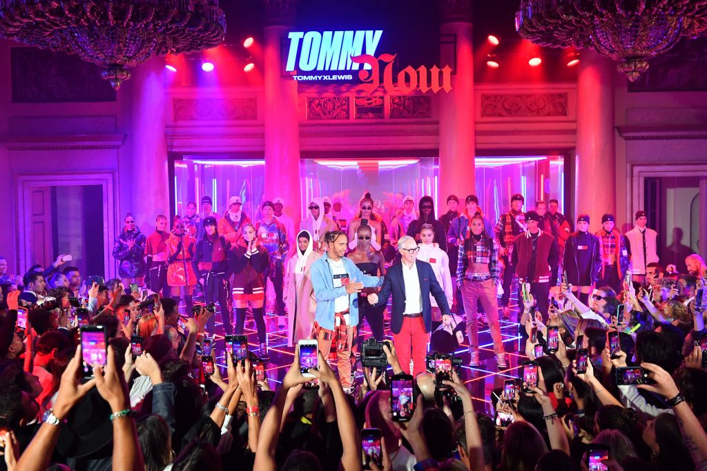 TOMMY HILFIGER Y LEWIS HAMILTON PRESENTAN LA COLECCIÓN COLABORATIVA TOMMYXLEWIS OTOÑO 2019 EN MILÁN