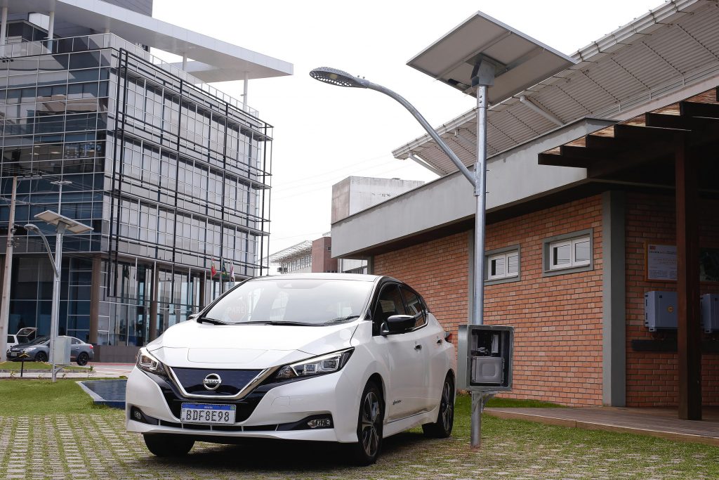 Nissan y la UFSC en Brasil probarán las baterías de segunda vida de Nissan LEAF para almacenar energía de luminarias solares de la calle