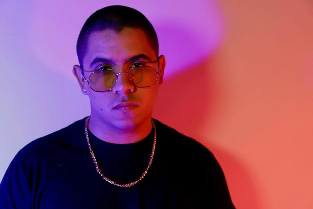 Productor, cantante y excelente compositor: Felloh nos presenta su más reciente single titulado “Cámara Lenta”.