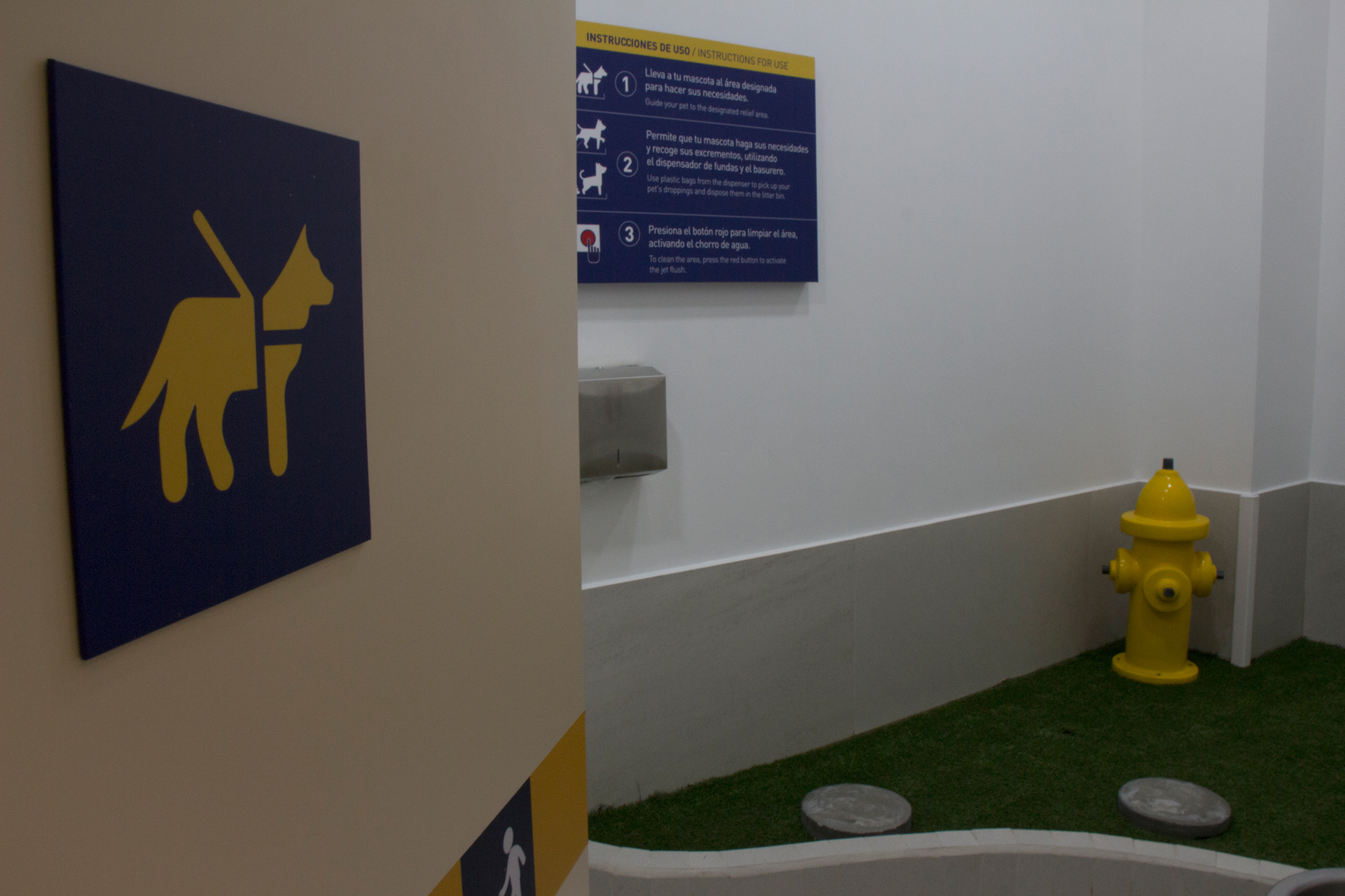 Aeropuerto Mariscal Sucre de Quito inaugura espacios Pet Relief para animales de servicio y mascotas
