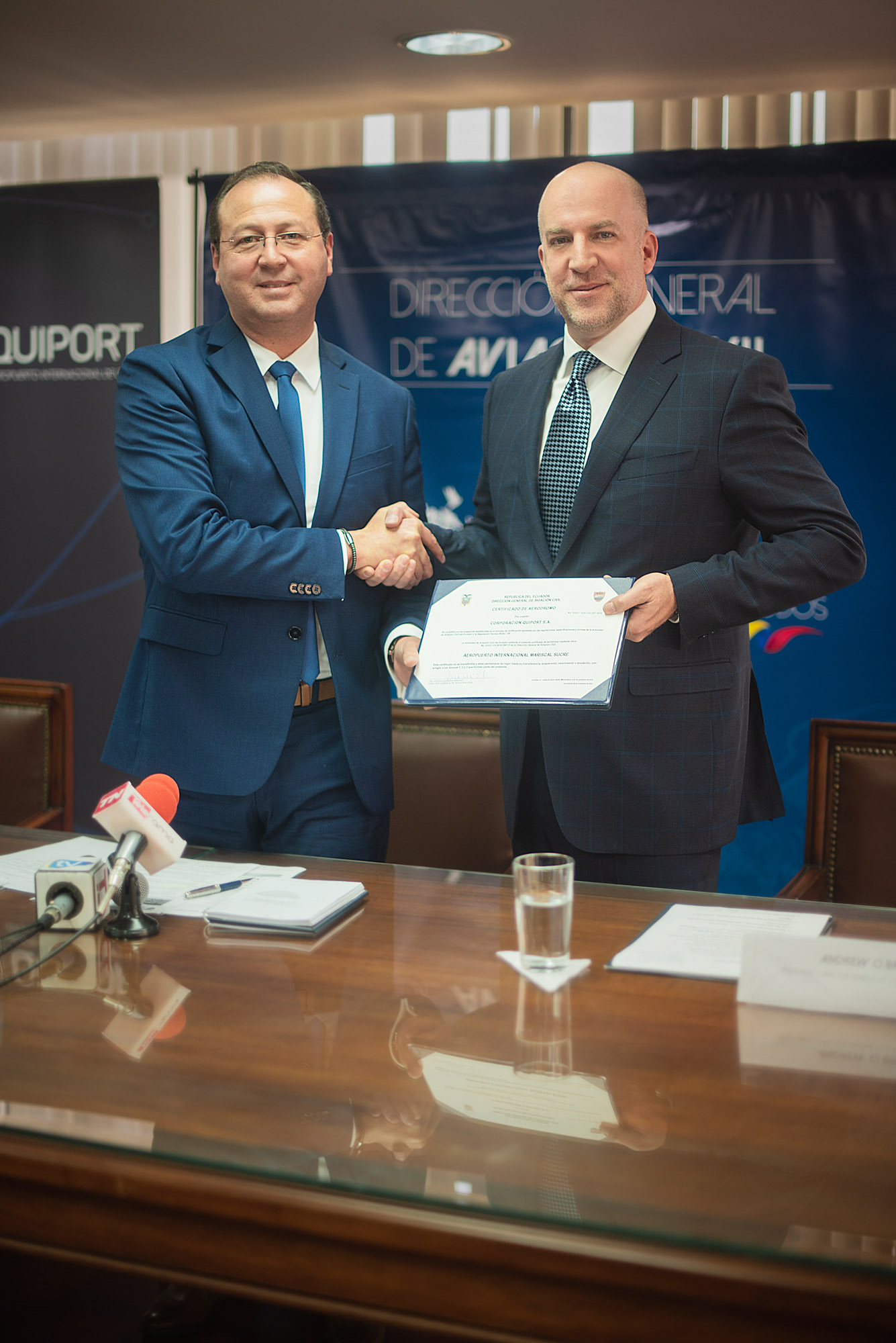 El aeropuerto de Quito es el primero del país en obtener categoría II en el sistema de aterrizaje instrumental en condiciones de baja visibilidad.