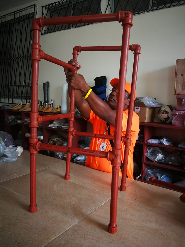 FUNDACIÓN ELABORA IMPLEMENTOS ORTOPÉDICOS CON TUBERÍAS Y CONEXIONES PLASTIGAMA WAVIN