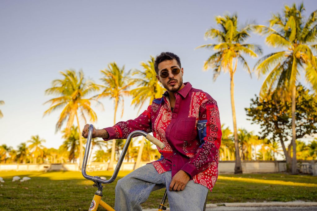 LLANE sorprende con "AMOR BAILANDO" su nuevo hit, disponible ya!