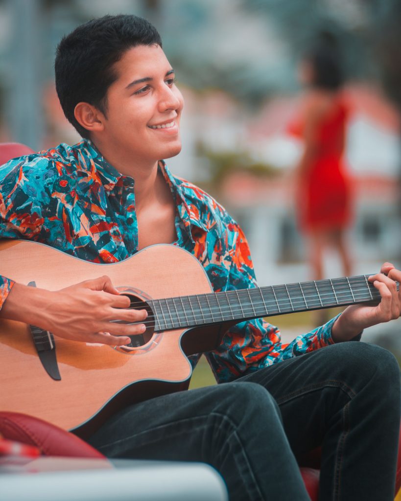 Juan Andrés Estrada lanza su debut musical con su primer single “Rojo“
