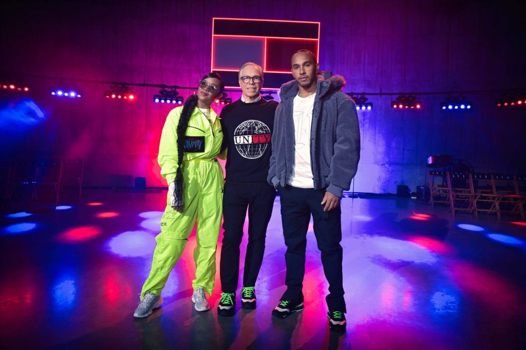 TOMMY HILFIGER LLEVA TOMMYNOW A LONDRES CON LEWIS HAMILTON Y H.E.R PARA UNA CELEBRACIÓN DE SOSTENIBILIDAD, INCLUSIVIDAD Y DIVERSIDAD