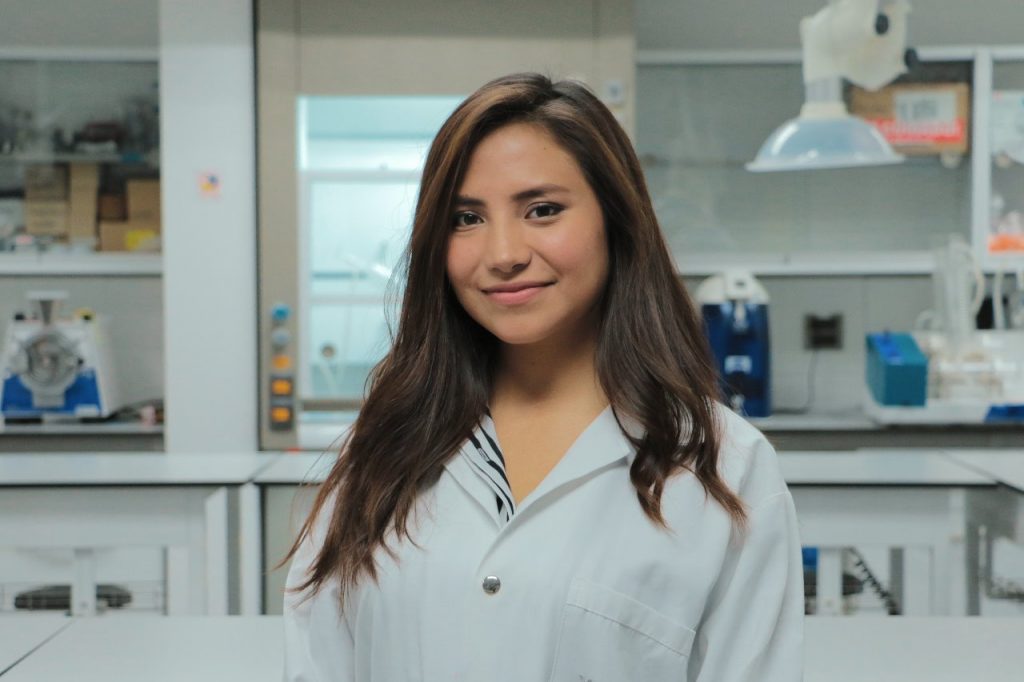 ESTUDIANTE ECUATORIANA COMBATE LA RESISTENCIA A LOS ANTIBIÓTICOS