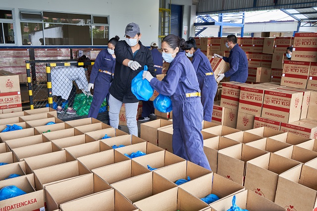 Colaboradores de Sukasa y Todohogar prepararon 50.000 kits para ayuda humanitaria
