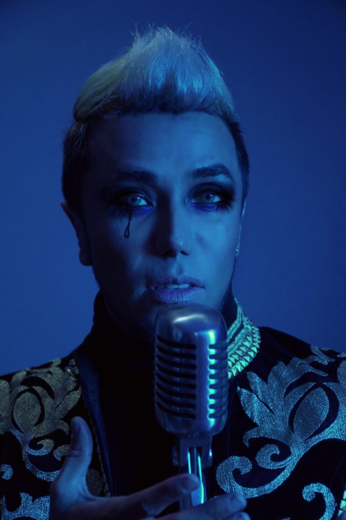 Fedro canta a todas las madres un popular tema de Alejandra Guzmán este 10 de mayo.