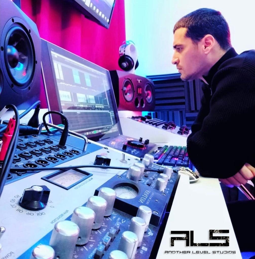 Jay Simon, productor musical de grandes estrellas firma exclusividad con Another Level Studios.