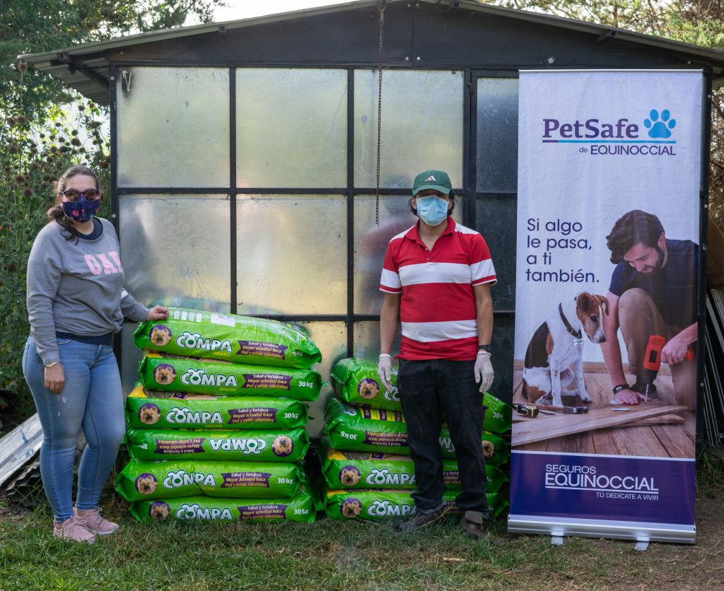 Seguros Equinoccial dona alimentos para los perritos más necesitados