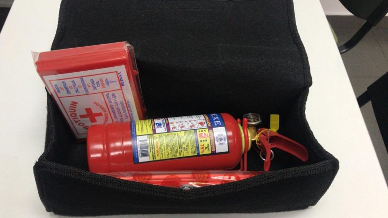 “KIT DE CARRETERA RENAULT” PERFECTO PARA TU SEGURIDAD Y LA DEL VEHÍCULO “KIT DE CARRETERA RENAULT” PERFECTO PARA TU SEGURIDAD Y LA DEL VEHÍCULO