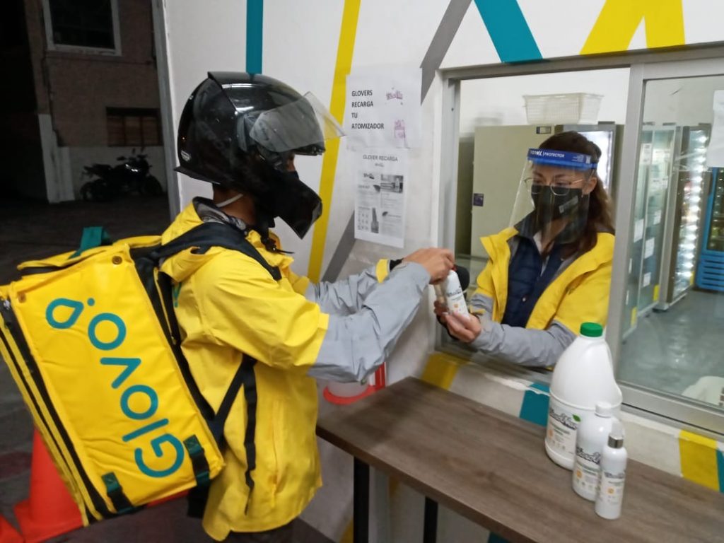 Glovo y BiosolNeu firmaron alianza para proporcionar desinfectante natural a los repartidores independientes