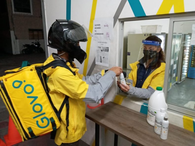 Glovo y BiosolNeu firmaron alianza para proporcionar desinfectante natural a los repartidores independientes Glovo y BiosolNeu firmaron alianza para proporcionar desinfectante natural a los repartidores independientes