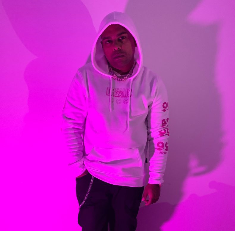 Productor, actor, cantante y diseñador: M1 “The King” nos presenta su álbum “13”, un disco con mucho Trap e Hip-hop en español. Productor, actor, cantante y diseñador: M1 “The King” nos presenta su álbum “13”, un disco con mucho Trap e Hip-hop en español.