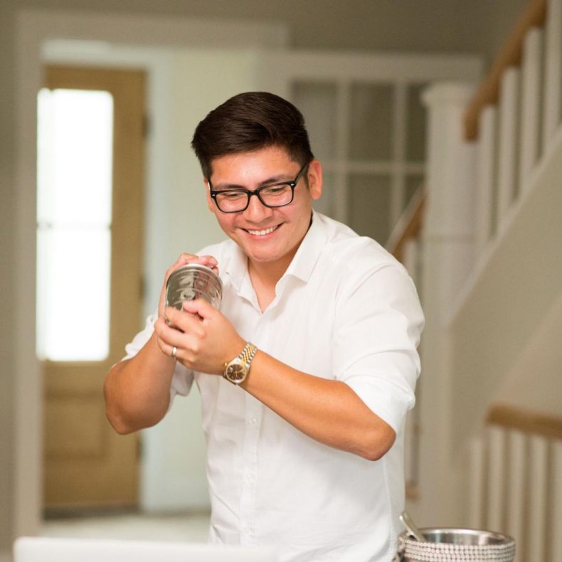 El Joven Mixólogo Carlos F. Ruiz crea experiencias únicas con cócteles que realzan las raíces latinas en el Mes de la Herencia Hispana. El Joven Mixólogo Carlos F. Ruiz crea experiencias únicas con cócteles que realzan las raíces latinas en el Mes de la Herencia Hispana.