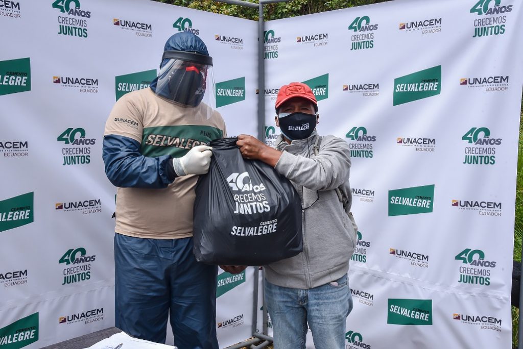 Unacem Ecuador donó kits de alimentos a obreros de la construcción de Pichincha