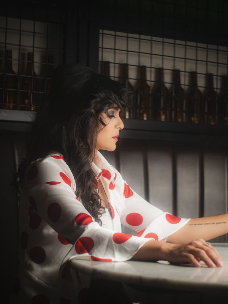 AURA CASTELLAR LLEGA CON SU SENCILLO “LA SOBRA”