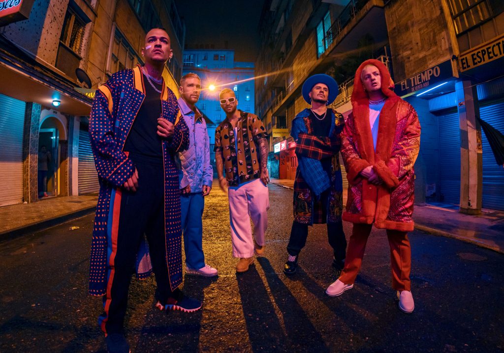 PISO 21 y MALUMA presentan el éxito global "MÁS DE LA UNA".