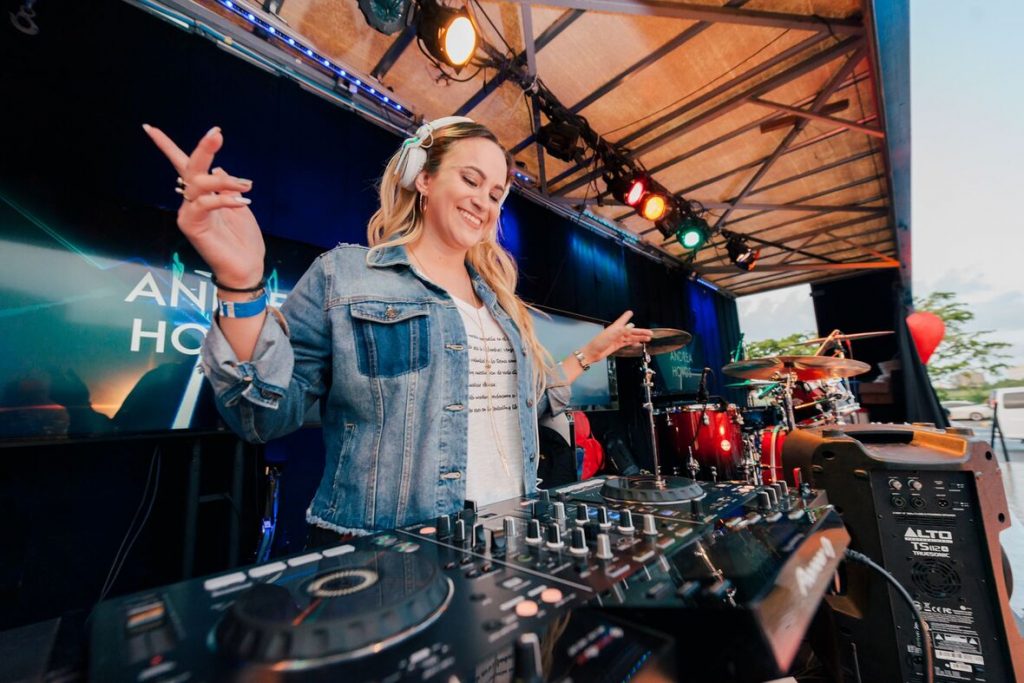 Dj Andrea Hoyos es la única en el mundo cristiano