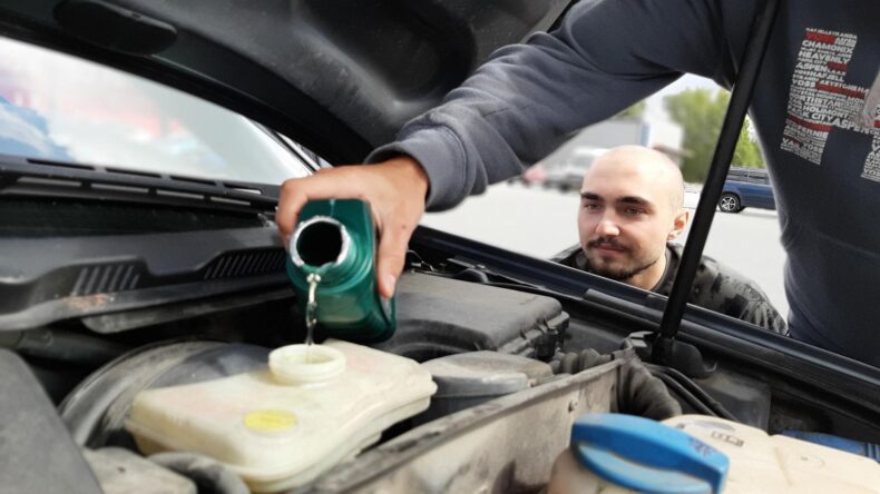 Cómo cuidar los líquidos de su coche