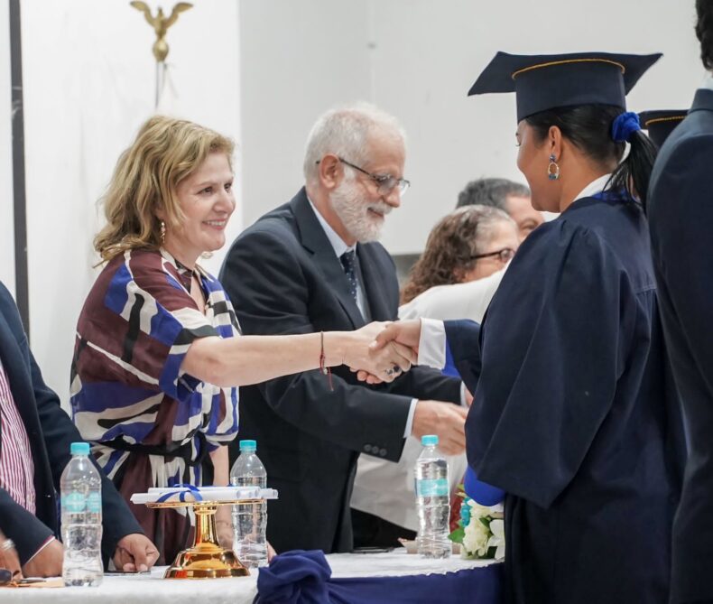 La PUCESE y Diners Club del Ecuador gradúan a 73 maestros rurales de Esmeraldas