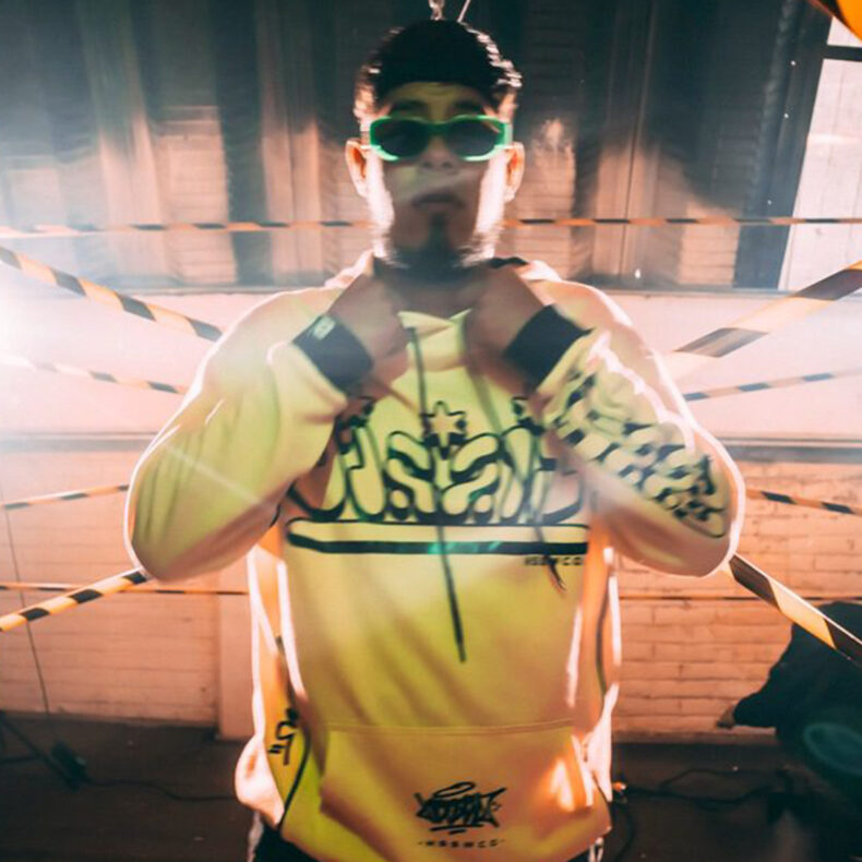 El artista urbano GROMM presenta su nuevo video musical “ZAFIRO”.