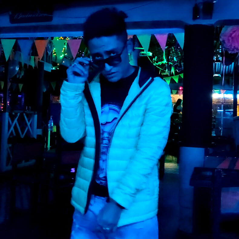El artista emergente Alejandro AT nos presenta su álbum “La Iluminación”.