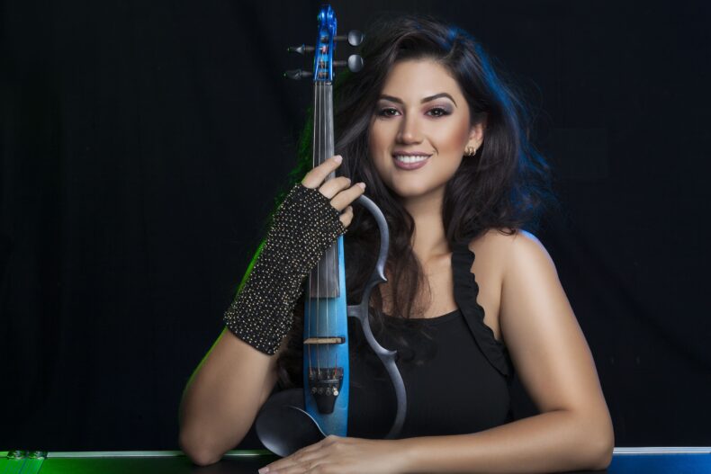 La violinista caleña, Nati Ortiz, presenta su disco 'Dulce Navidad'